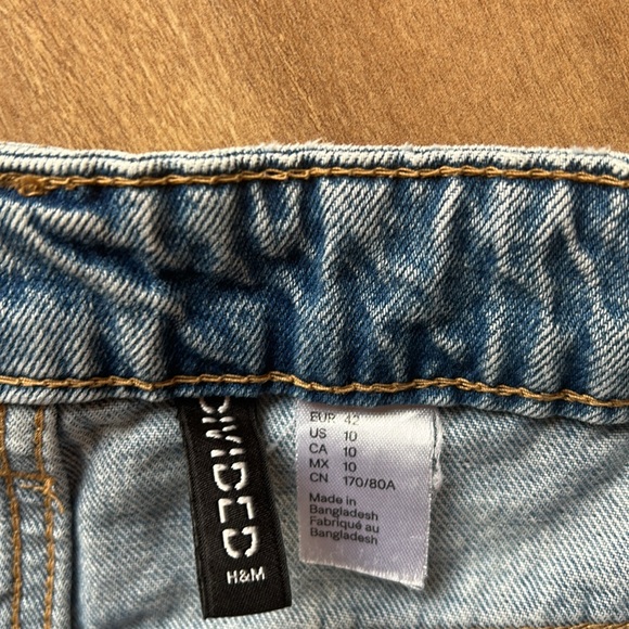H&M Divided Distressed Jean shorts - Picture 3 of 3